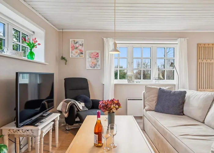 Дом отдыха Cosy Classic With A Large Natural Plot And Lovely Terrace Close To The Family-friendly Beach, Forest, Dunes And Local *
