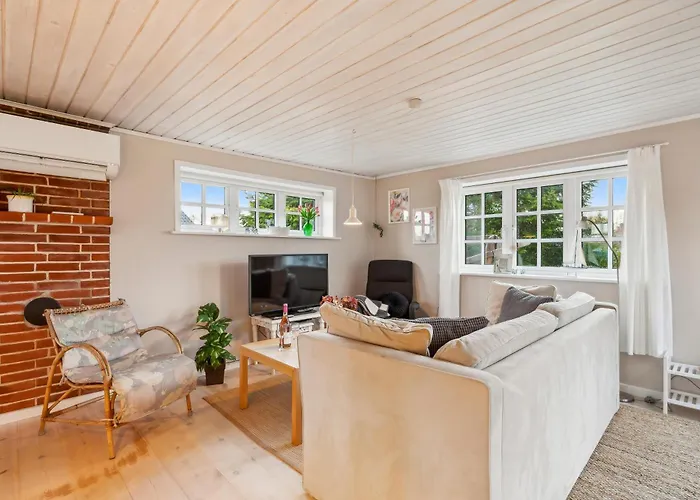Дом отдыха Cosy Classic With A Large Natural Plot And Lovely Terrace Close To The Family-friendly Beach, Forest, Dunes And Local Грена
