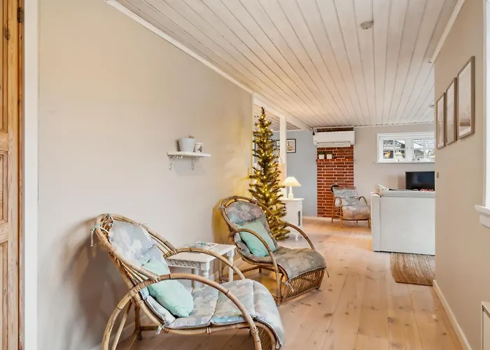 Сasa de vacaciones Cosy Classic With A Large Natural Plot And Lovely Terrace Close To The Family-friendly Beach, Forest, Dunes And Local Grenå